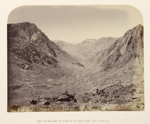 Wády Ed Deir en de vlakte van Er Ráhah vanaf Jebel Muneijáh